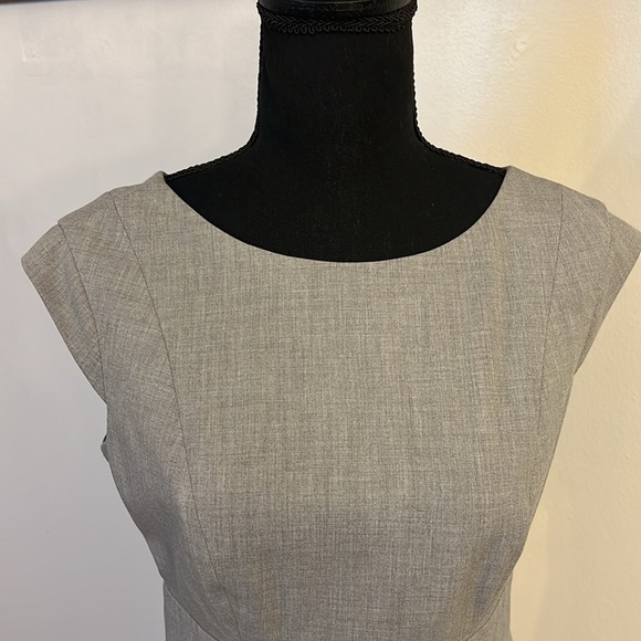 The Limited Elegant Viscose and Spandex Fitted Waist Midi Dress, Sz. 2. - Picture 3 of 9